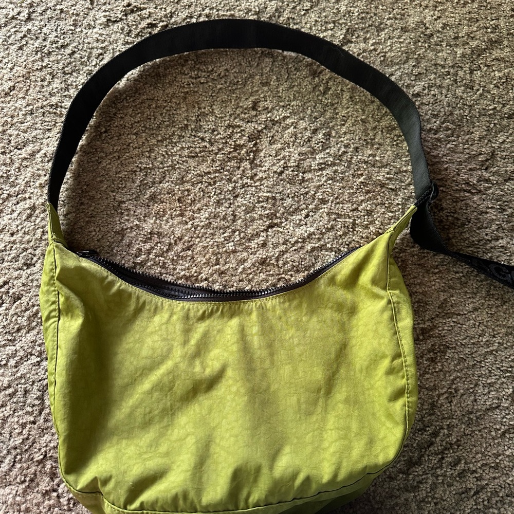 BAGGU Avocado Green Medium Crescent Bag